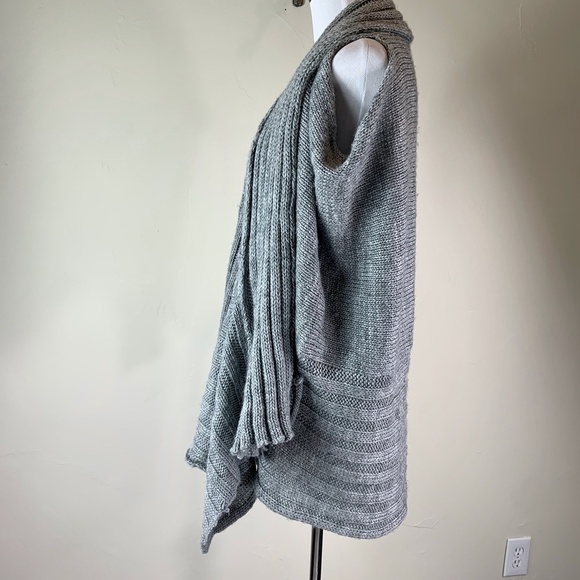 Albert Makali Open Sweater Vest - Picture 8 of 10